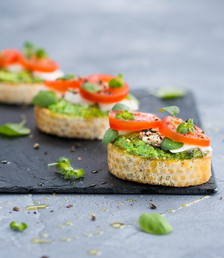 Брускетта с брынзой и помидорами