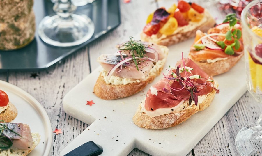 Итальянские бутерброды брускетта с помидорами