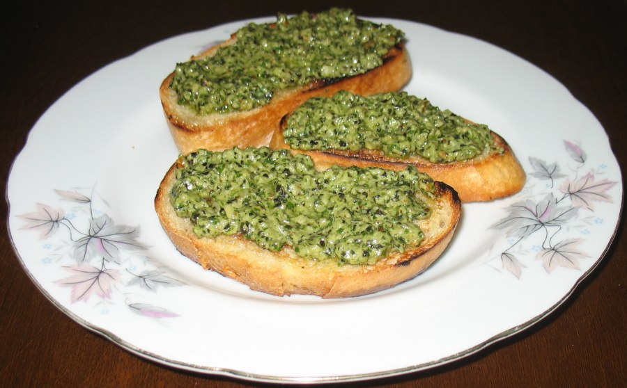 Брускетта песто моцарелла