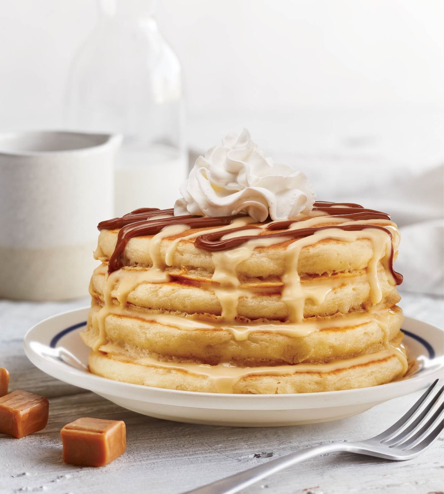 Фото где много панкейков на столе Ровно стоят