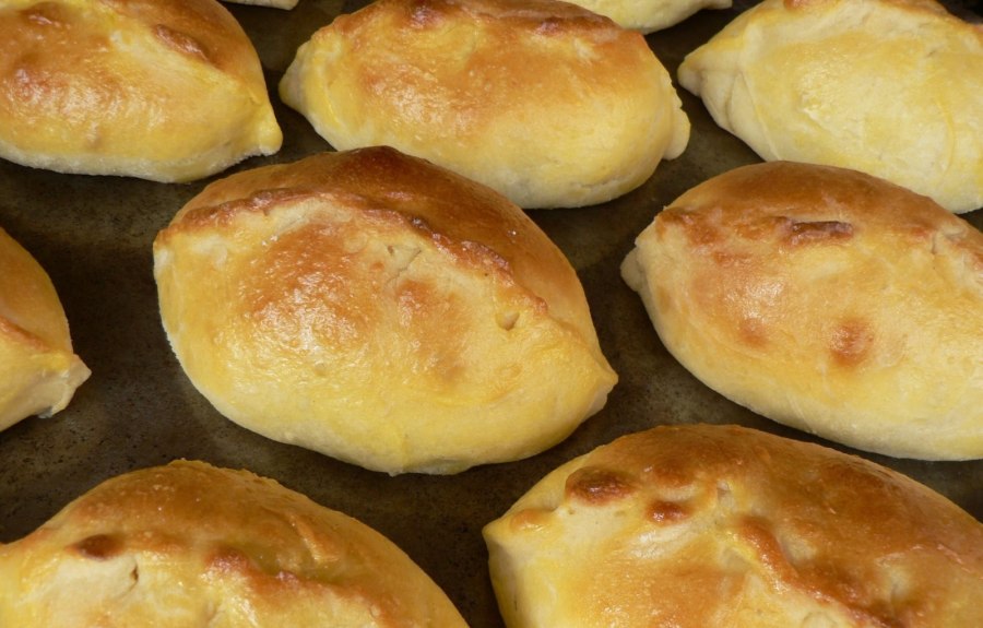 Сдобные булочки с изюмом