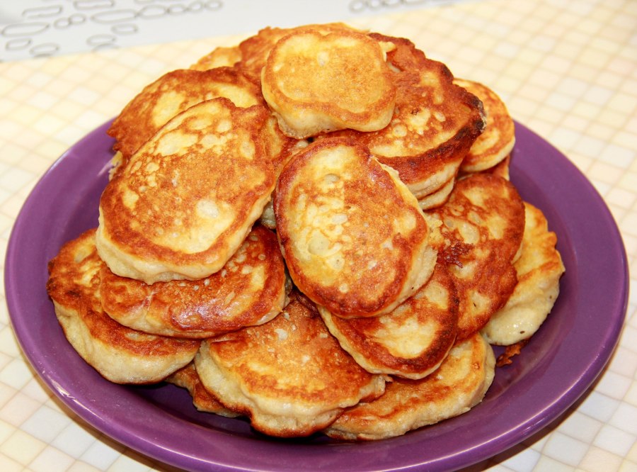 Оладьи на деревянном столе