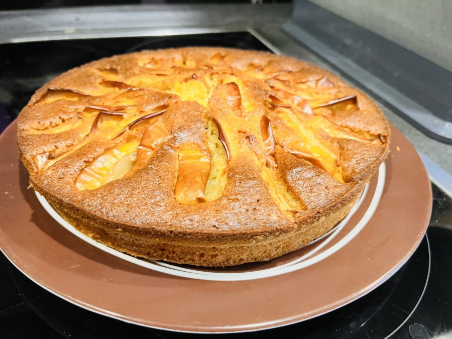 Пирог перевертыш с яблоками и карамелью