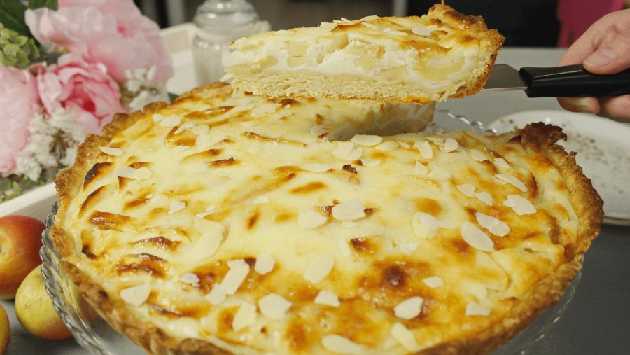 Яблочная шарлотка с заварным кремом