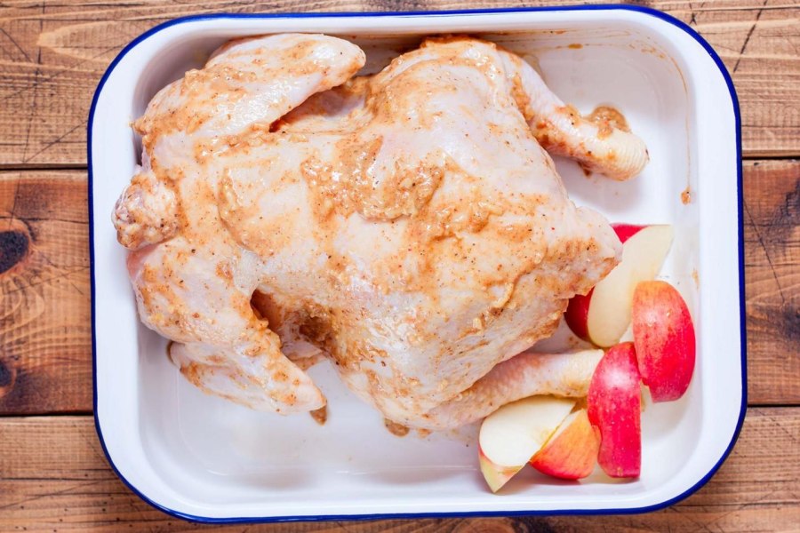 Чем завязать ноги курице в духовке