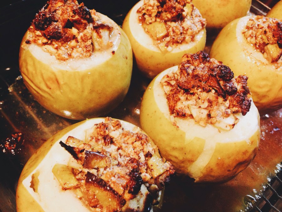 Печеные яблоки с орехами в духовке