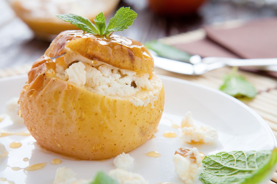 Печеные яблоки с творогом