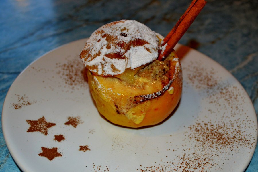 Десерт запеченное яблоко