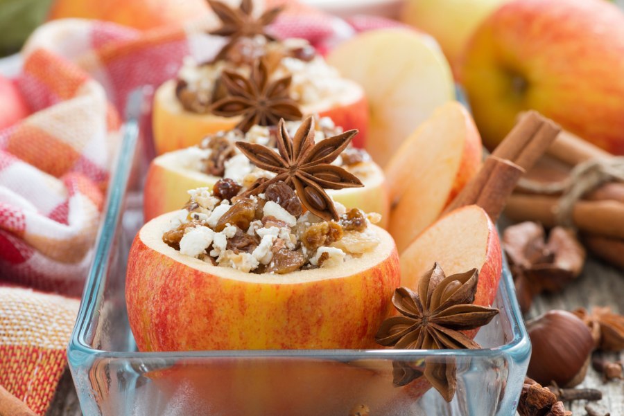 Запеченные яблоки с корицей