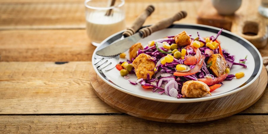 Салат с красной капустой и курицей