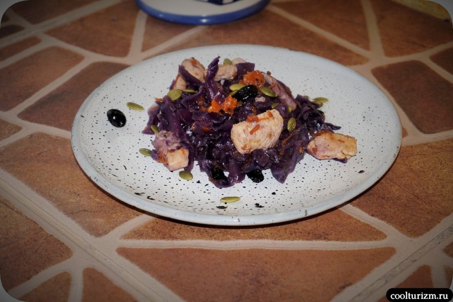 Азиатский салат из красной капусты с арахисом