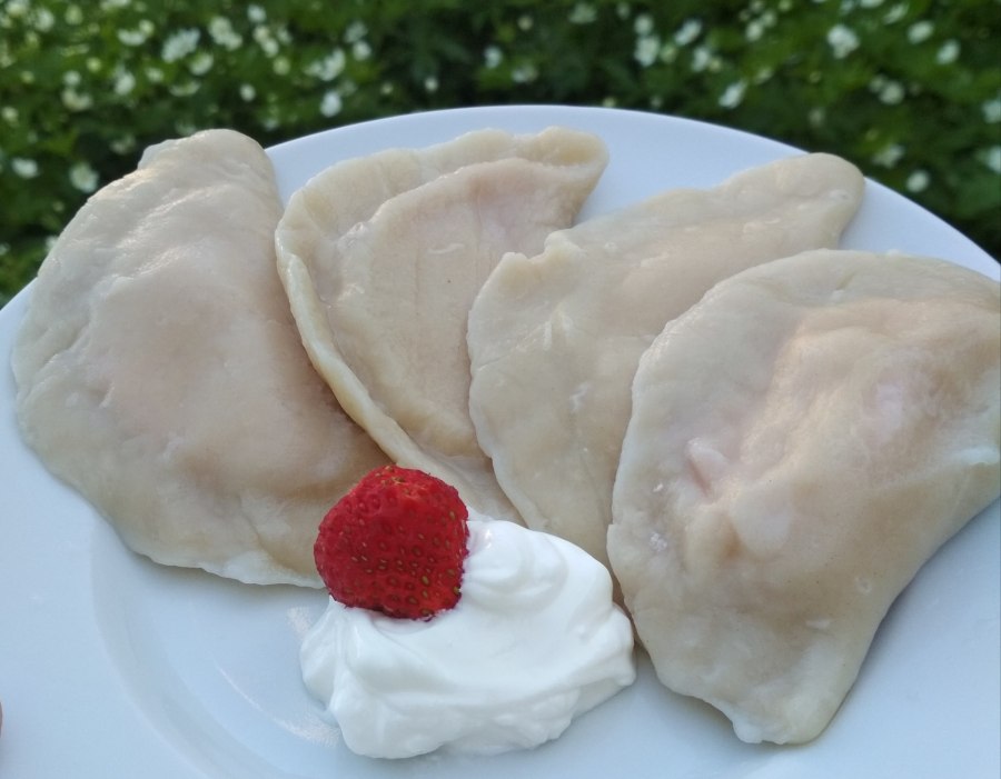 Пельмени с клубникой