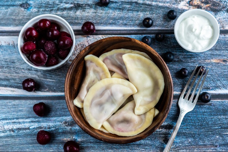 Вареники с вишней и сметаной