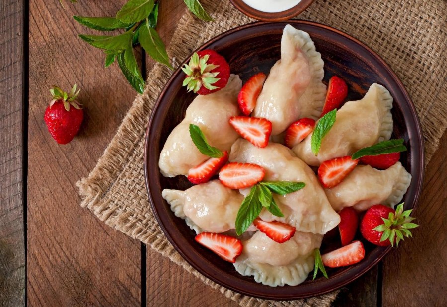Пельмени с клубникой