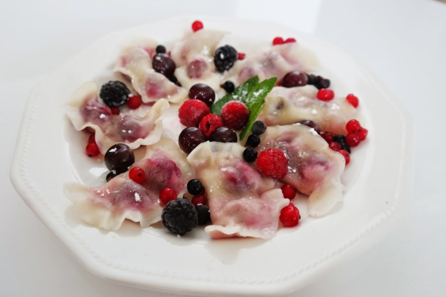 Пельмени с клубникой