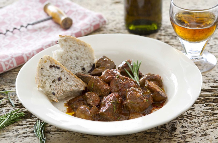 Печень куриная тушеная в сметане