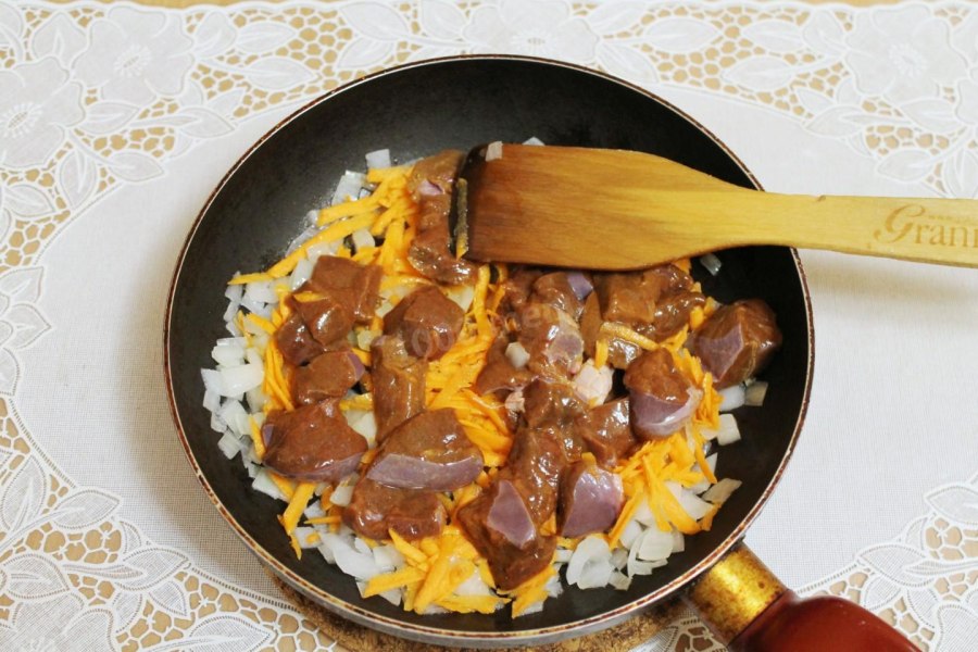 Куриная печень тушеная в сливках