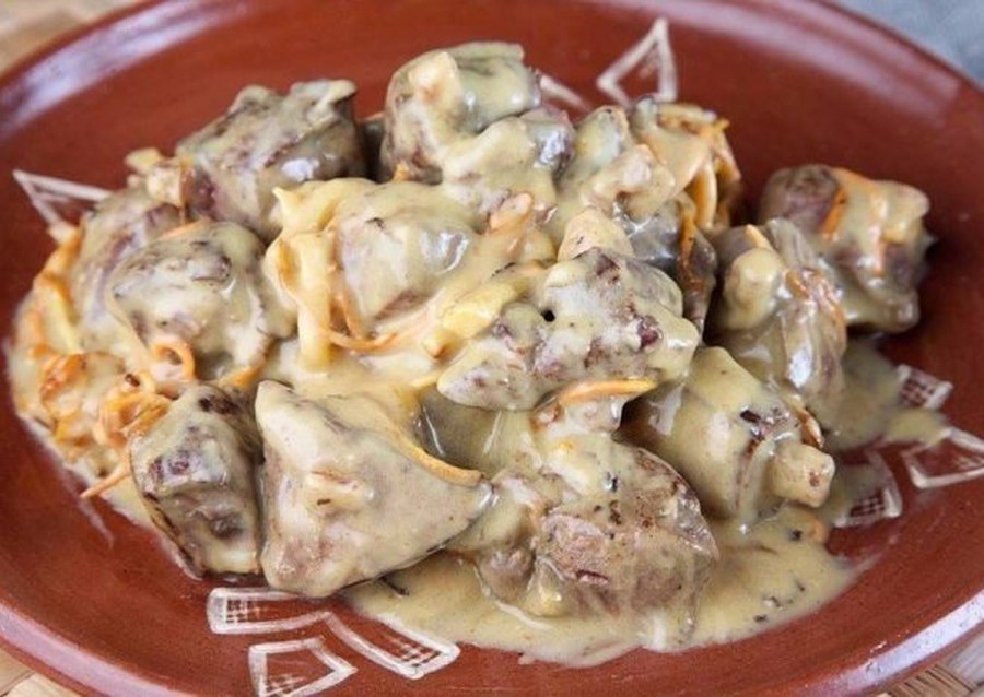 Печень в сметанном соусе с луком