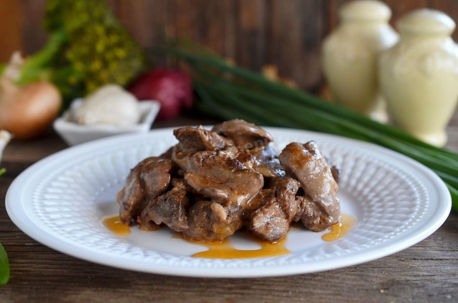Печень куриная тушеная в сметане