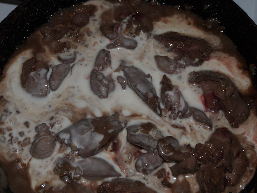 Печень в сметанном соусе