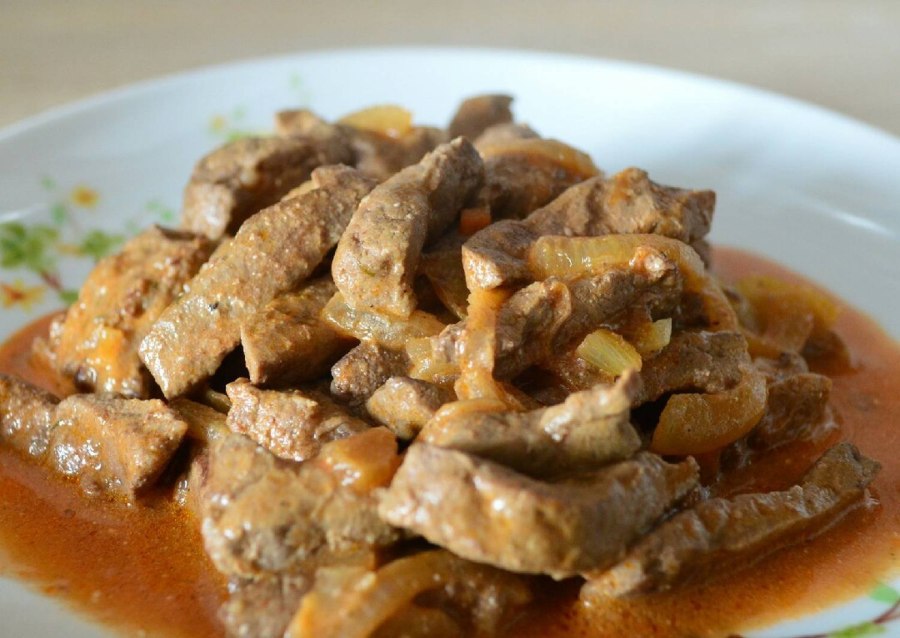 Свинина тушеная в сметане