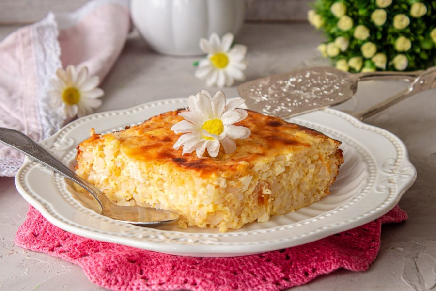 Гречневая запеканка с творогом, посыпанная миндалем