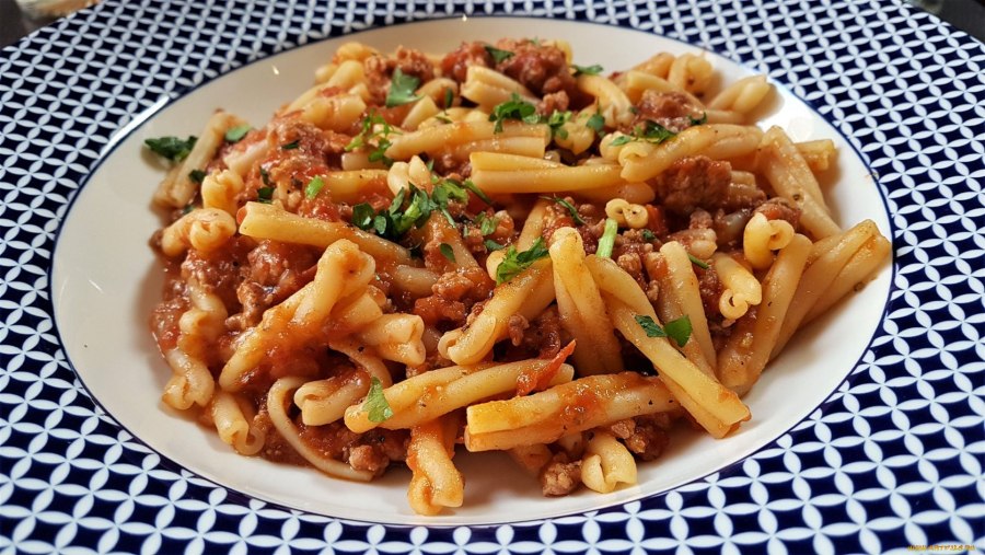 Макароны по-флотски с фаршем на сковороде