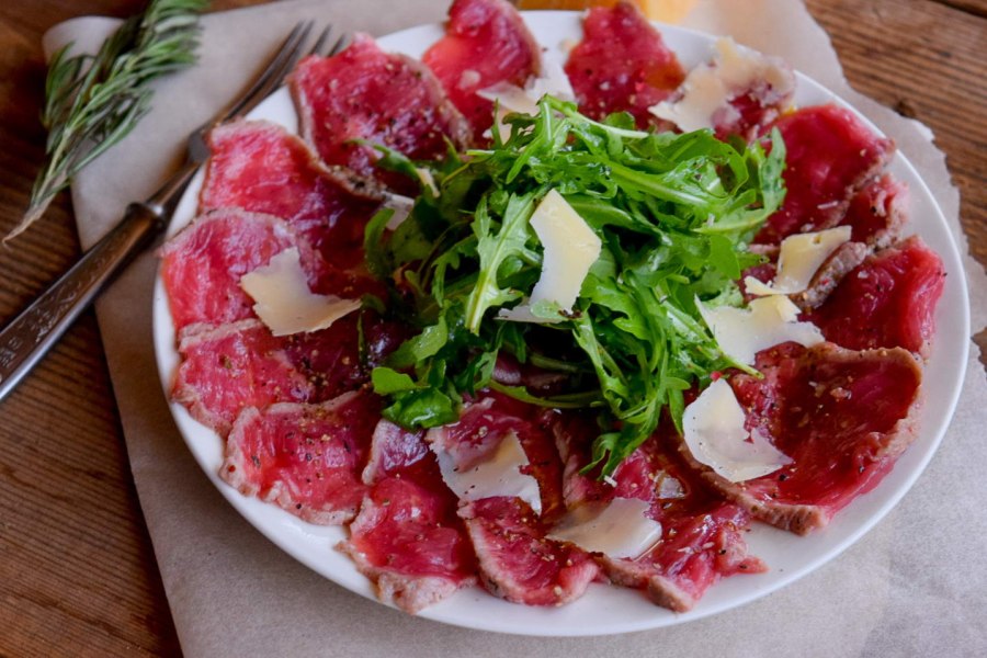 Салат с карпаччо и рукколой