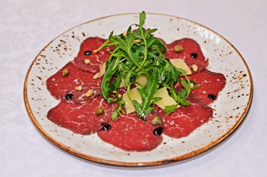 Карпаччо моцарелла руккола