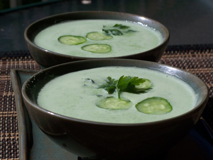 Зеленый гаспачо с креветками