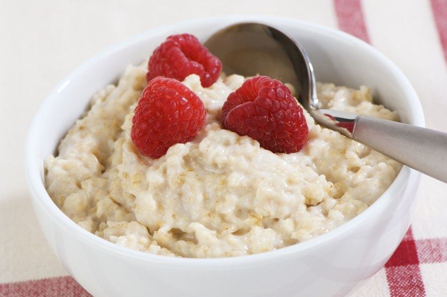 Овсяная каша с отрубями на белом фоне