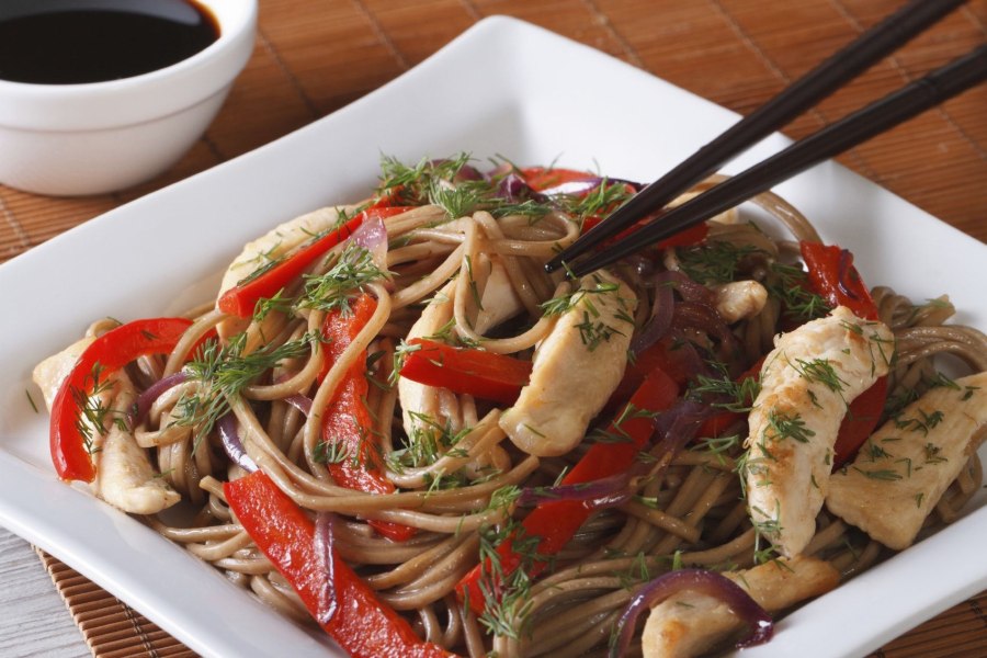 Гречневая лапша с индейкой и овощами