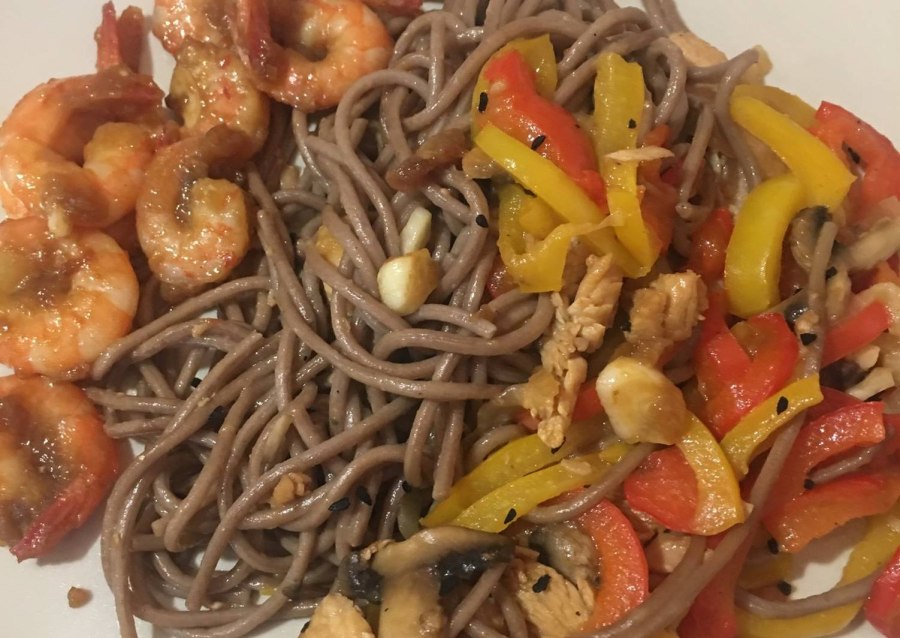 Гречневая лапша с вешенками и курицей