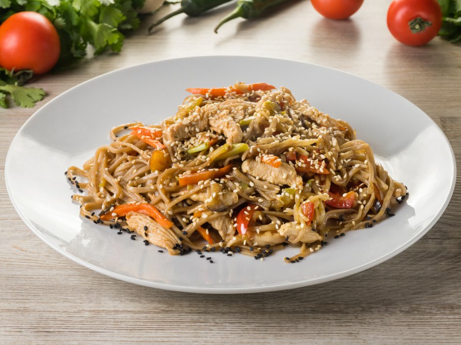 Вок с гречневой лапшой