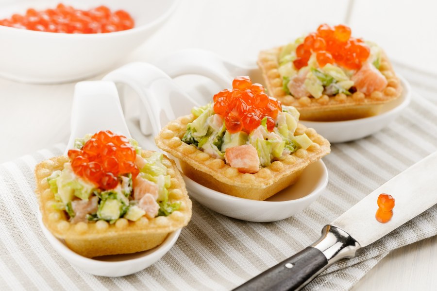 Тарталетки с лососем и авокадо
