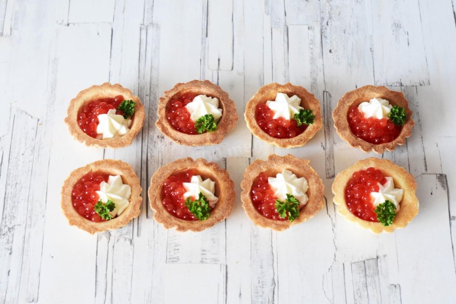 Тарталетки с красной икрой и красной рыбой