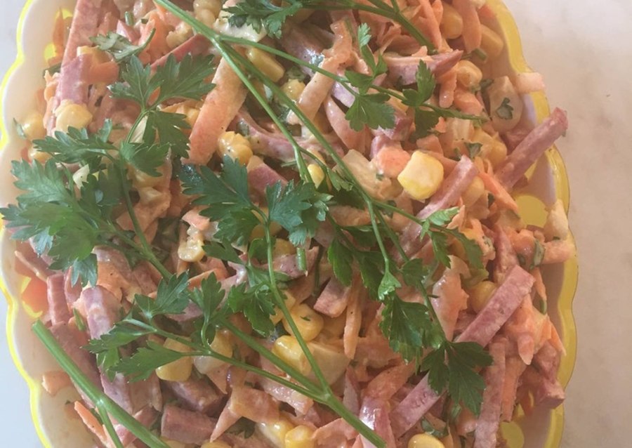 Салат с яичными блинчиками и копченой колбасой