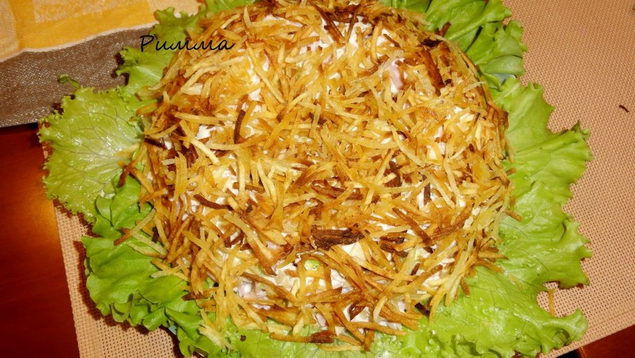 Свежий салат с колбасой