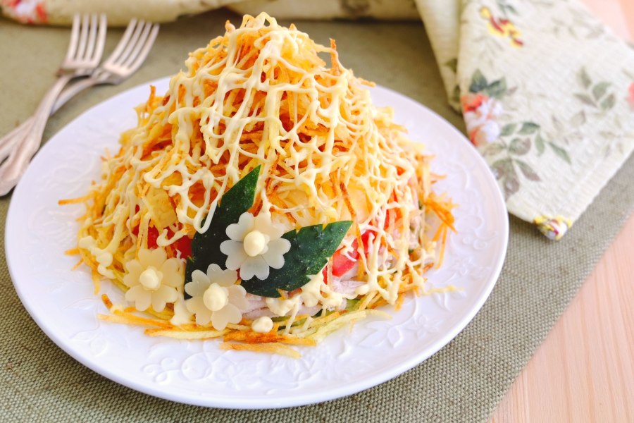 Салат с омлетными блинчиками и курицей