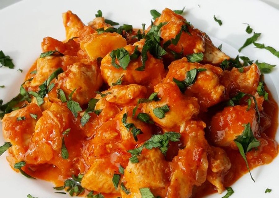 Гуляш из курицы с овощами в томатном соусе