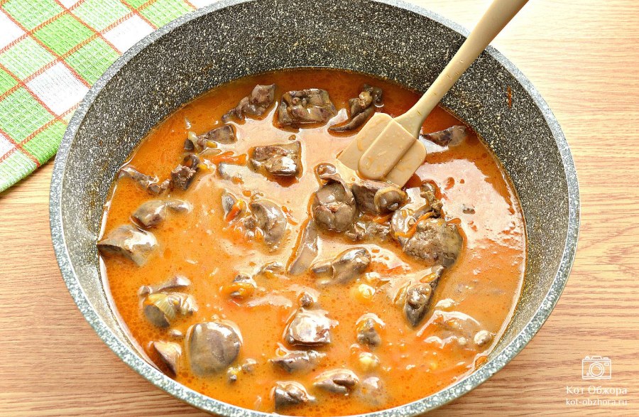 Печень в сметане с луком на сковороде