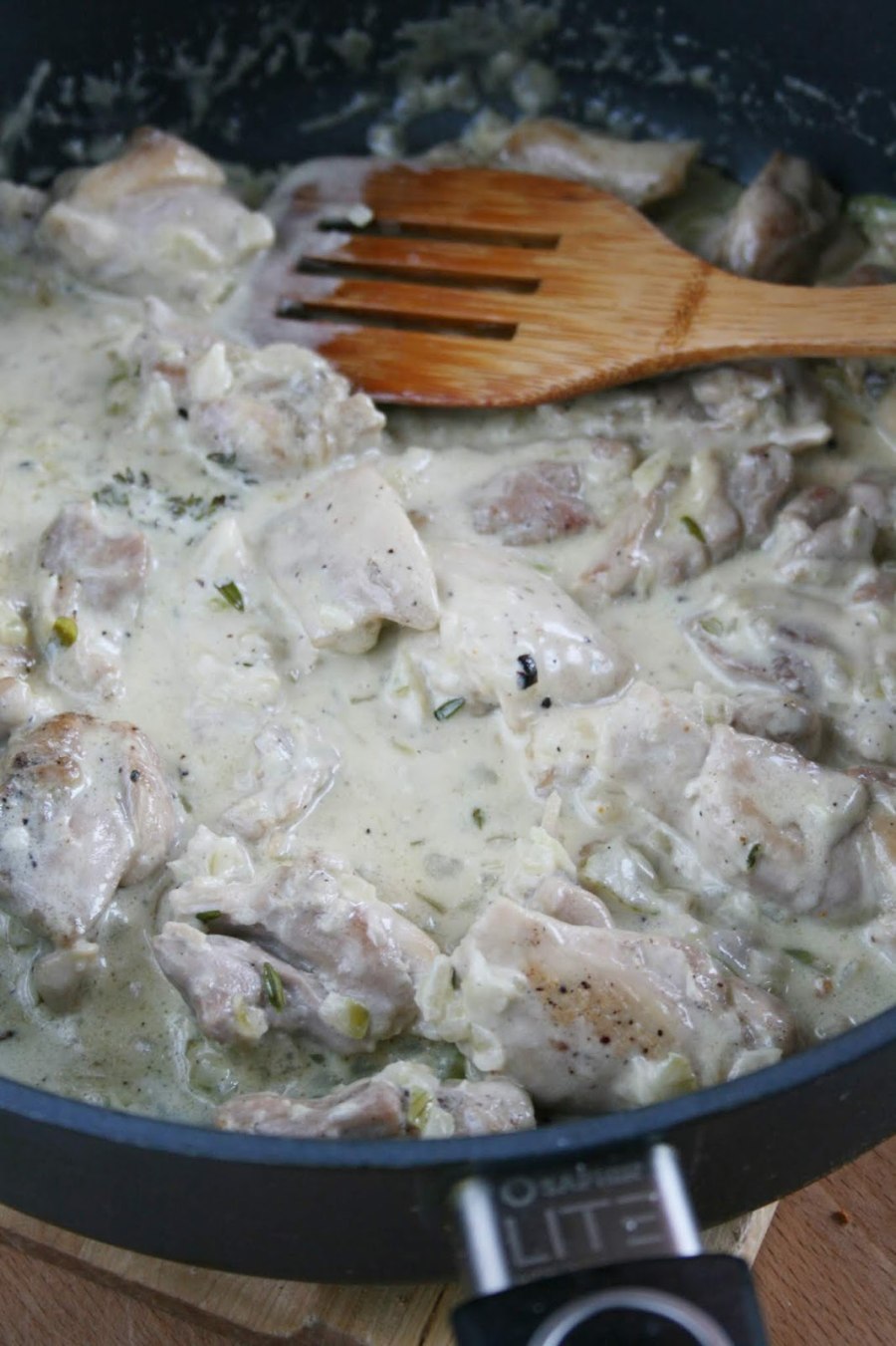 Печень говяжья с грибами в сметанном соусе