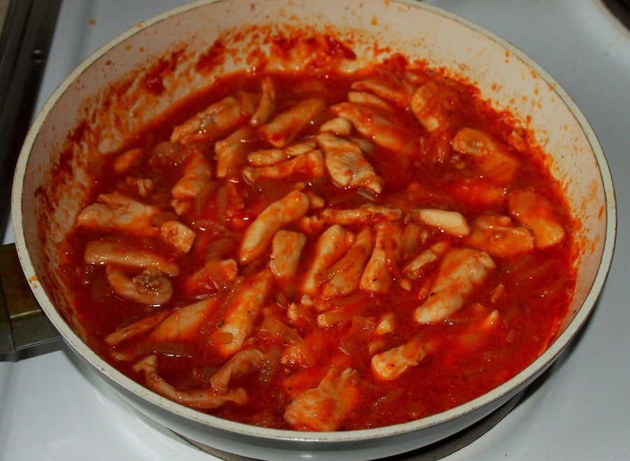 Гуляш из курицы со сметаной на сковороде