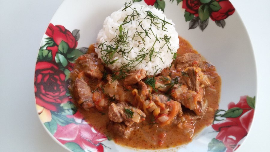 Гуляш из курицы с грибами с подливкой