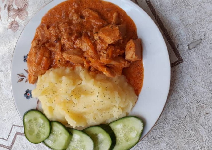 Пюре с гуляшом из курицы