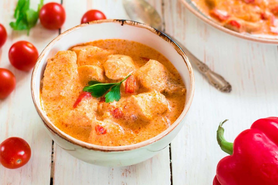 Гуляш из курицы в сметанном соусе