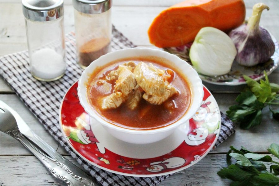 Гуляш из курицы со сметаной на сковороде