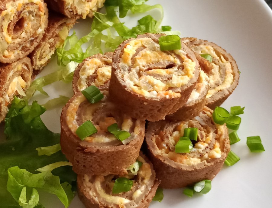 Блинные рулетики с семгой