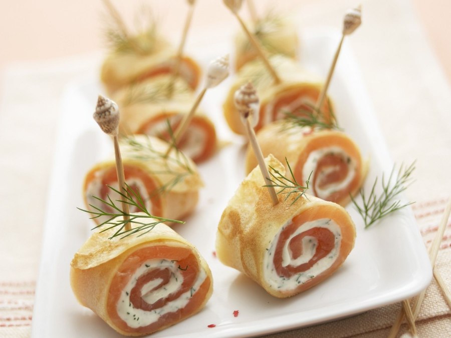 Блинные роллы с семгой