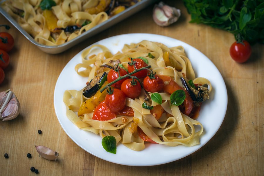 Спагетти с креветками и петрушкой